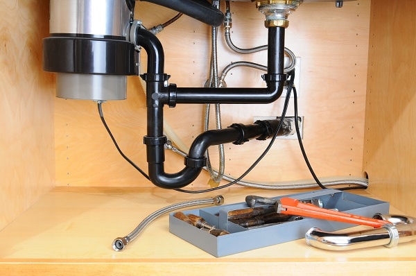 how does a garbage disposal work